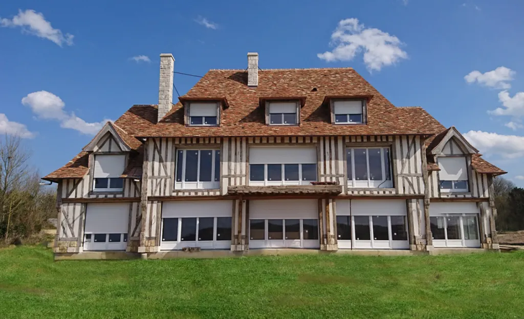 Trouver un constructeur de maisons et manoirs normands en colombages en vieux bois traditionnels à l'ancienne à Deauville dans le Calvados (14) proche Eure (27) et Seine Maritime (76) en Normandie