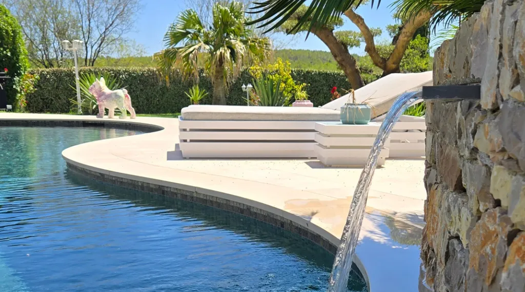 Margelle de piscine courbe sur mesure 