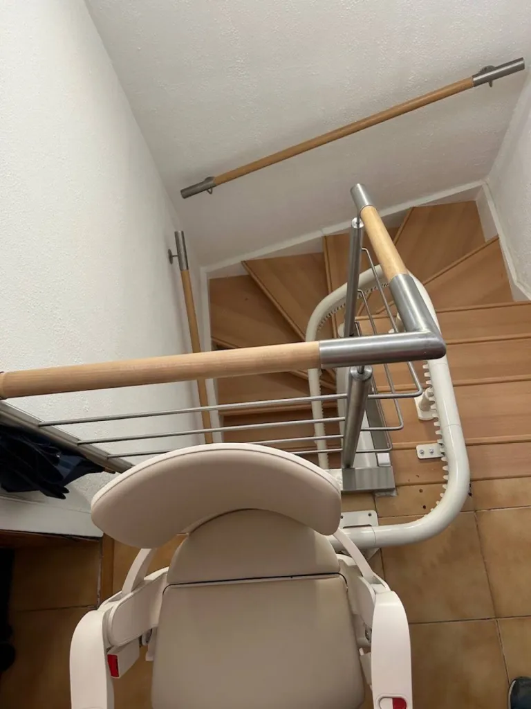 Vue d'ensemble de la conception du fauteuil monte escalier, rail et chaise de l'OTOLIFT Smart à Marseille 