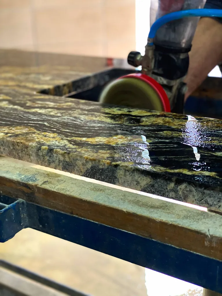 Réalisation et pose d'un plan de travail en Quartzite Taurus à Arles