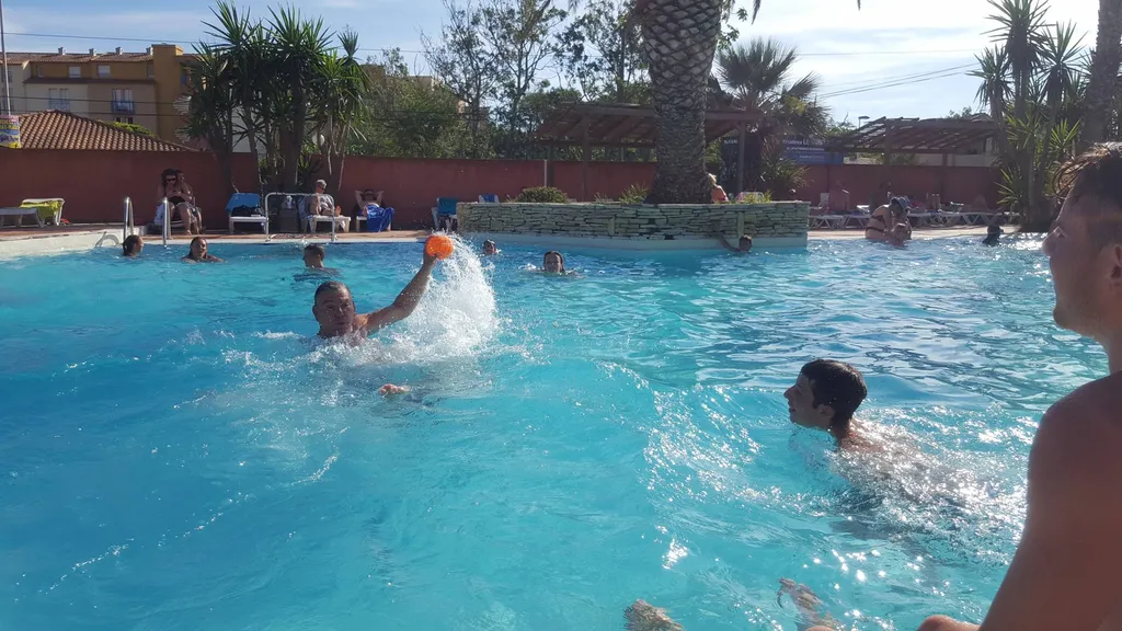 animation water polo dans piscine chauffée bord de mer à Vias plage  proche de Portiragnes