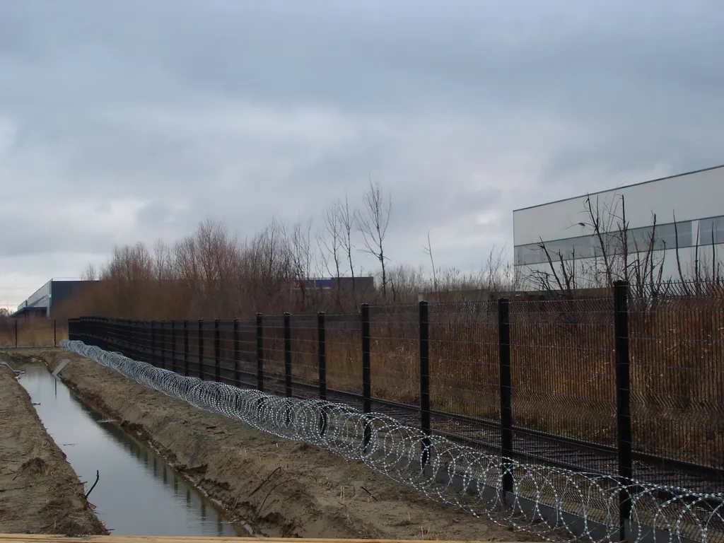Installation de Clôtures sécurité périmétriques, Panneaux rigides avec fils barbelés et Treillis soudés au Havre et sa région ou agglomération en Seine-Maritime 76