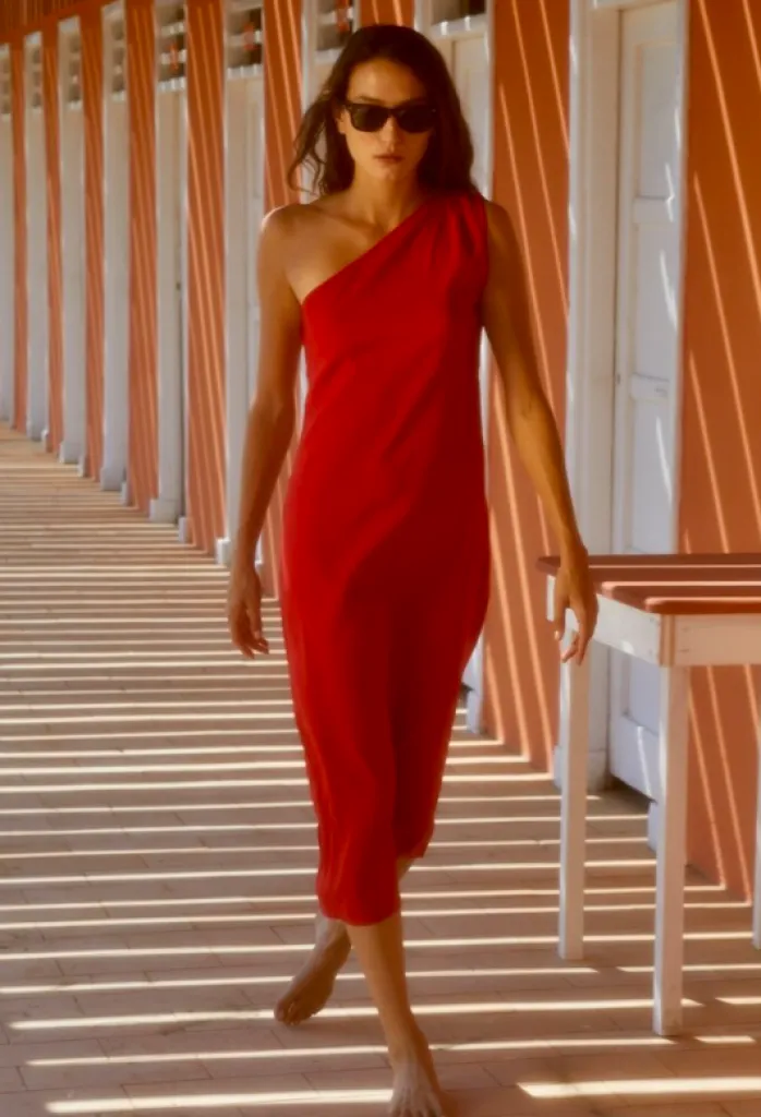 Laura Urbinati des collections simples mais sophistiquées, des imprimés et des coloris intemporels.