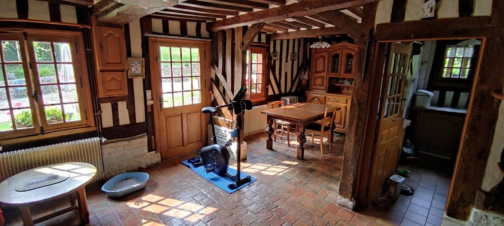 A vendre, propriété normande proche de SAINT-PIERRE-SUR-DIVES (14170), composée de deux maisons et de nombreuses dépendances sur un terrain arboré de plus de 4 000 m². Possibilités : maison familiale, projet de gîte ou résidence secondaire.