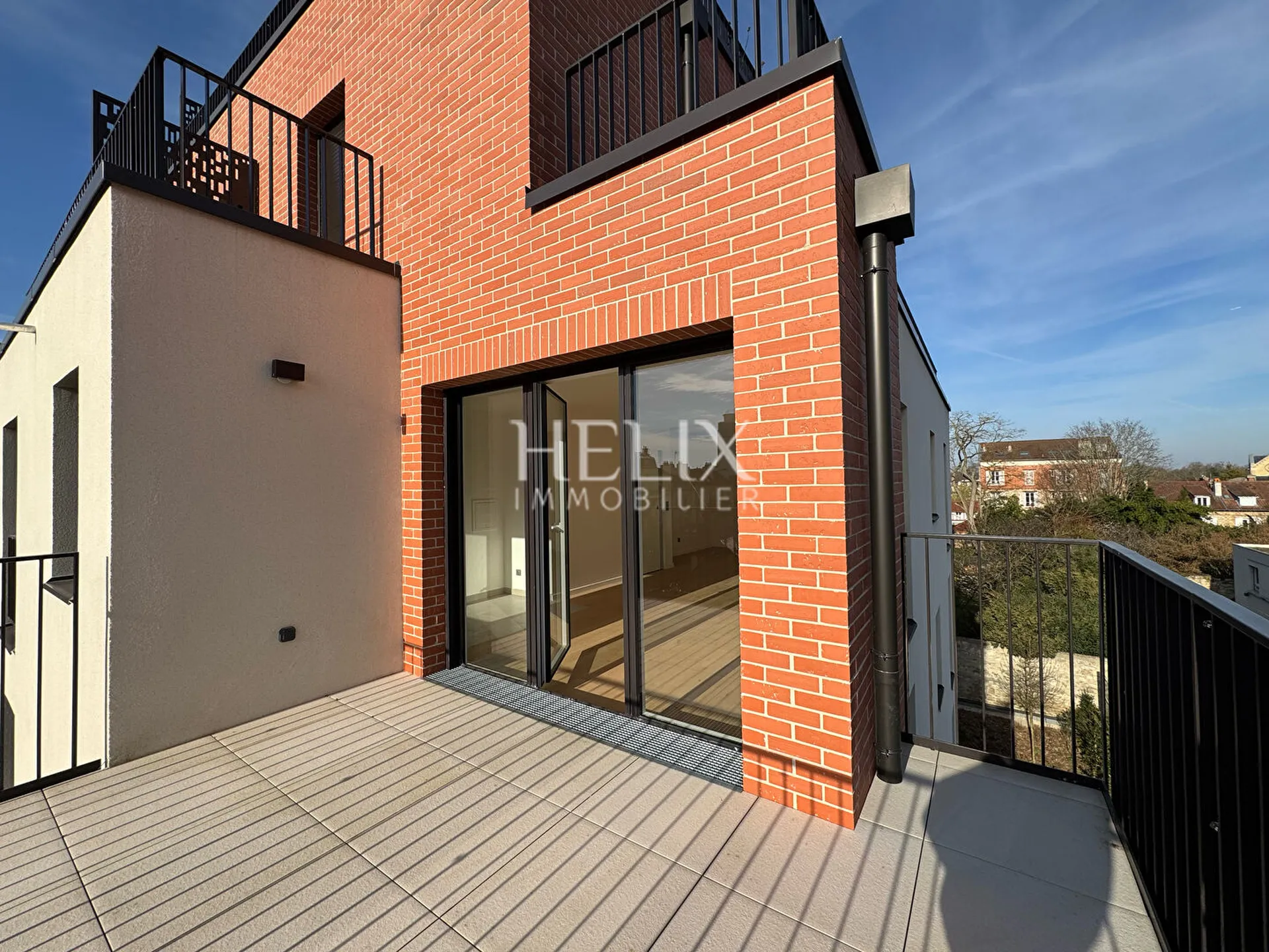 Dans une résidence neuve de Saint Germain en laye un appartement avec 4 chambres, une terrasse avec une vue sur Paris et le château.