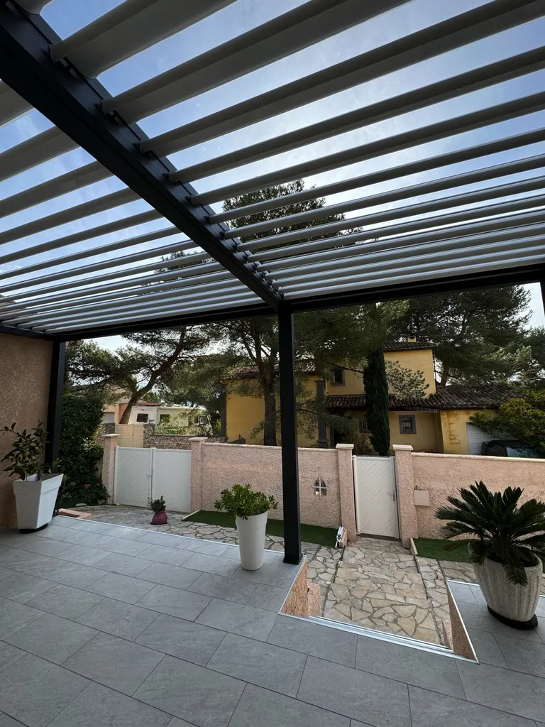 Pergola bioclimatique en aluminium noir sur Pergola bioclimatique en aluminium sur Istres 