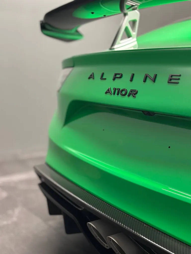 Pose de film de protection PPF sur une Alpine A110R près du Mans