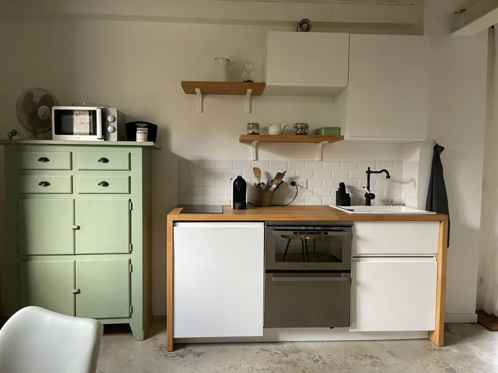 Séjour contemporain aux volumes aérés et à la décoration sobre, par l'Atelier D, architecte d'intérieur à Bordeaux