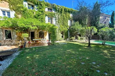 Vente - Authentique maison de village à rénover au coeur de Saint-Didier, jardin de curé, piscine et garage.
