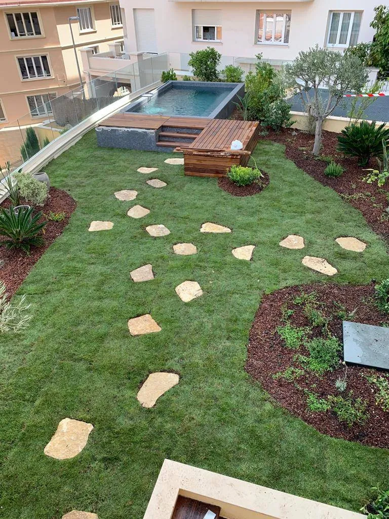 Jardin avec pelouse et piscine sur toiture à Monaco