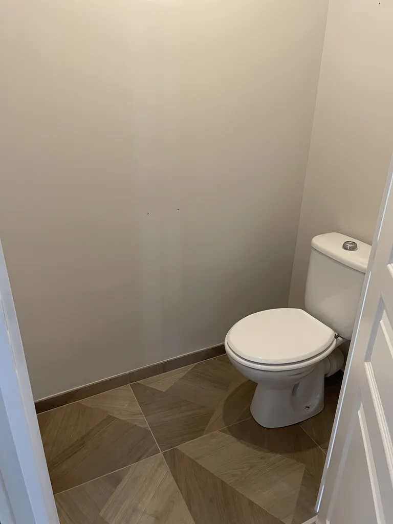 WC modernisé après rénovation complète de la salle de bain à Villeurbanne