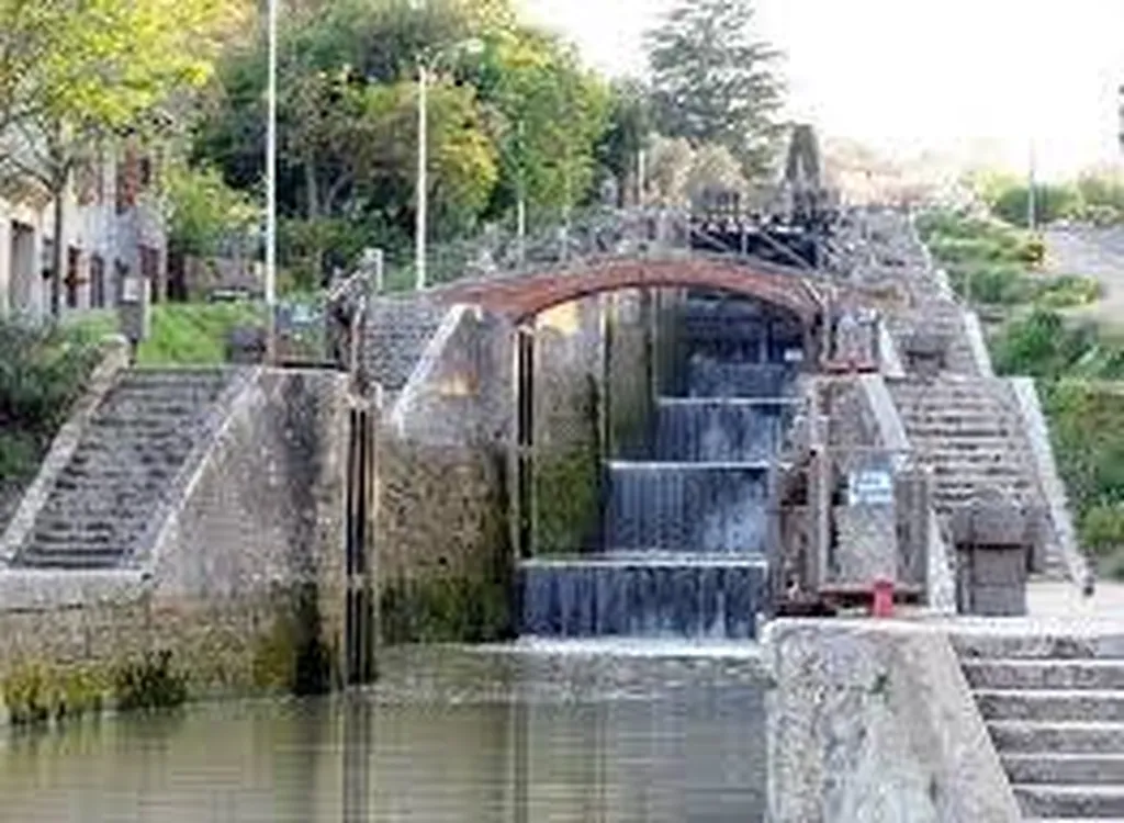 neuf écluses de Béziers proche de Sète et de Vias plage