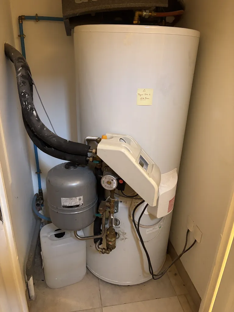 Installation de panneaux solaires hybrides et photovoltaïques avec chauffe-eau solaire pour une autonomie à Pourrières