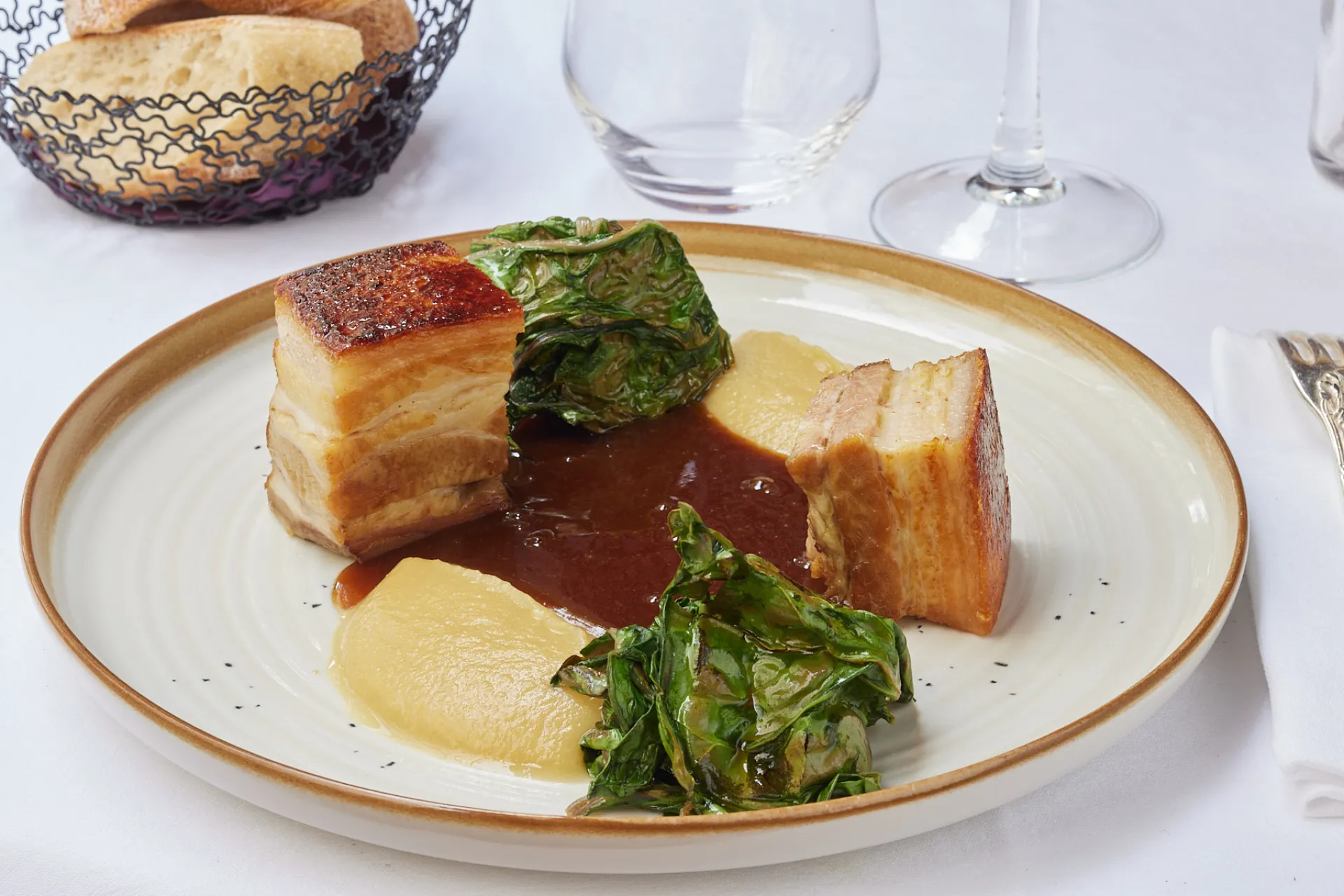 Découvrez l’élégance d’une brasserie et bistrot parisien authentique, au cœur du Quartier Latin, pour repas conviviaux et moments raffinés.