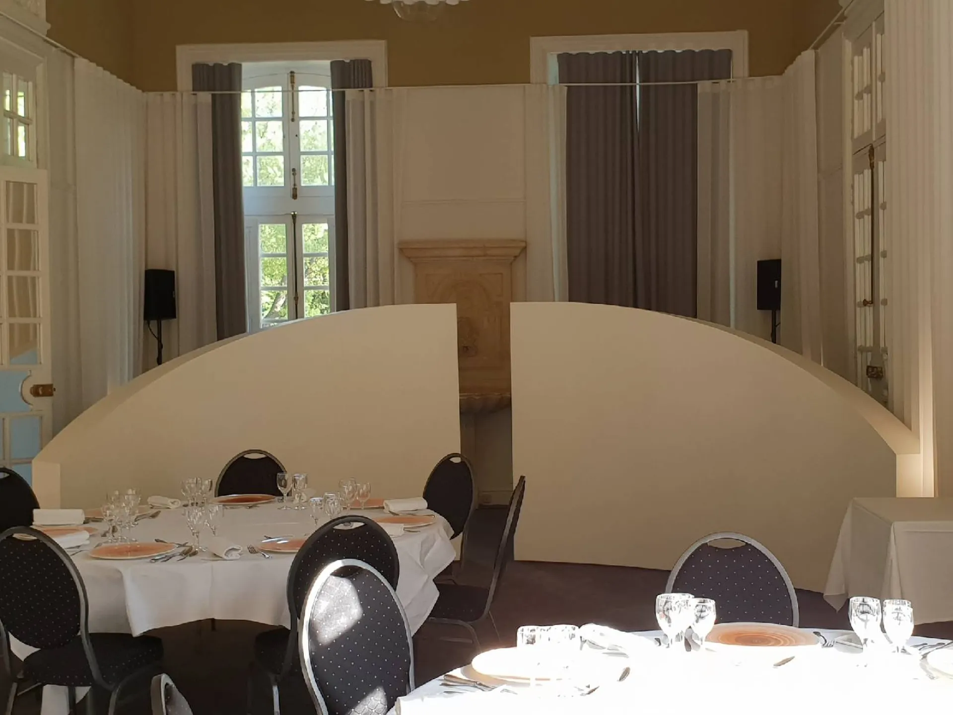 Création d'une séparation mobile au Château de la Pioline à Aix en Provence réalisée par la MENUISERIE GARCIN