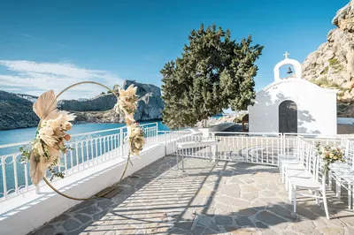 Chapelle blanche pour mariage civil à Lindos en Grèce