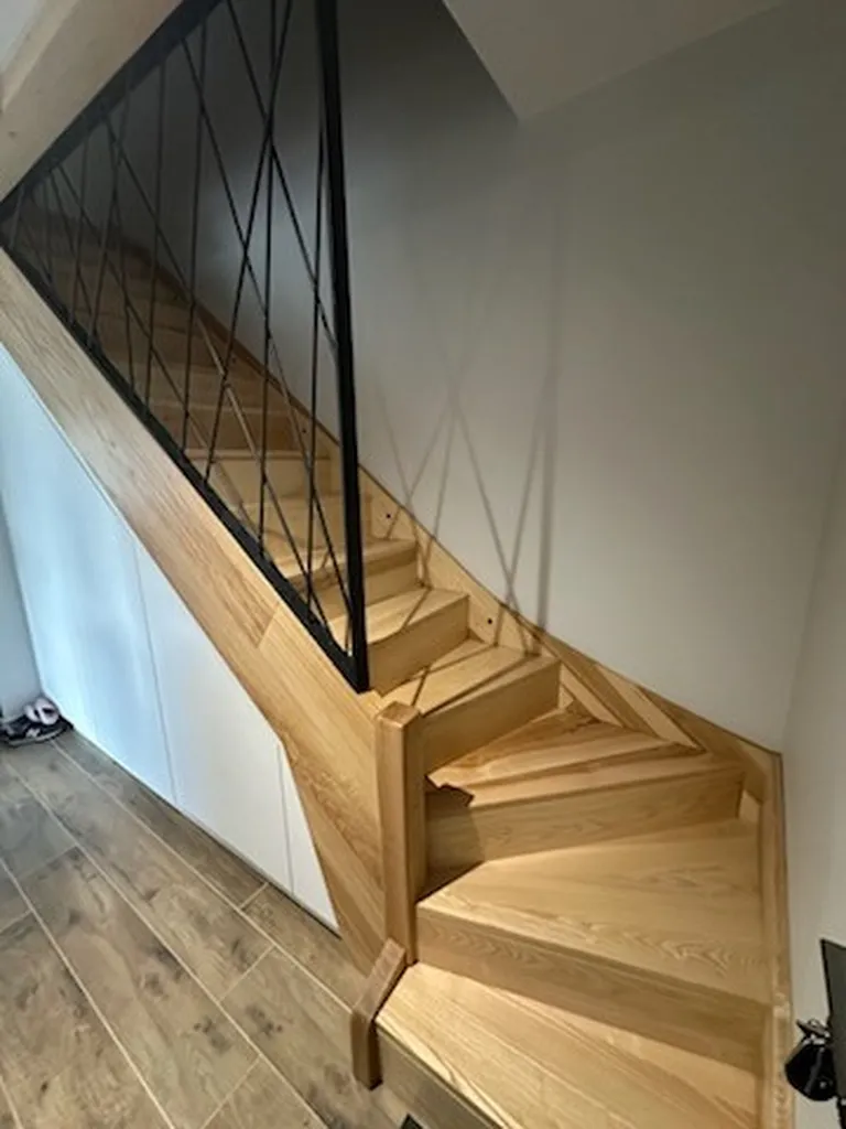 Escalier bois sur mesure : conception, fabrication artisanale et pose par un menuisier pour particuliers et professionnels à Toulouse