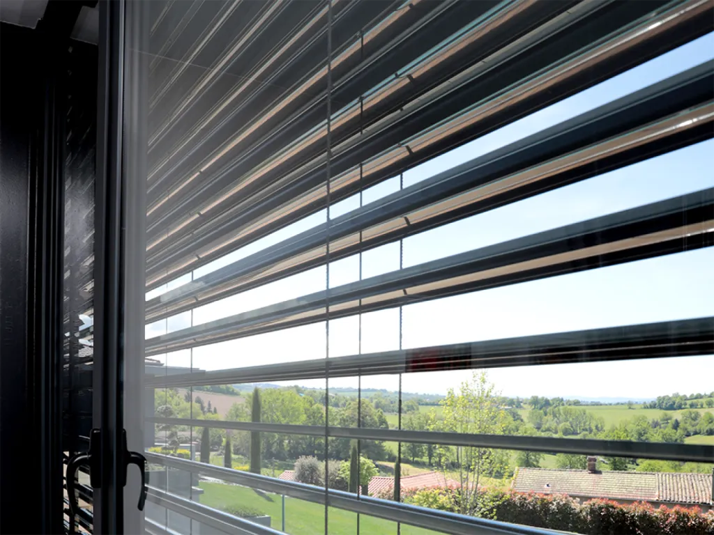 Installation d’un store intérieur horizontal noir à Langon