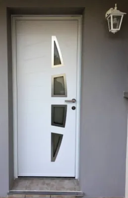 Porte semi vitrée blanche pour l'entrée d'une maison à Décines proche de Lyon