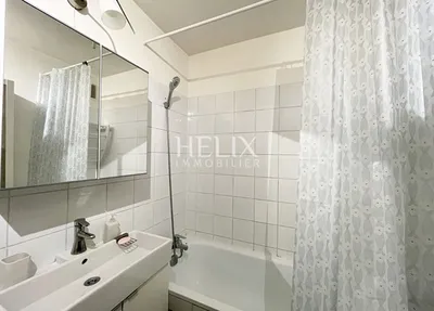 Salle de bains avec baignoire et rangements 