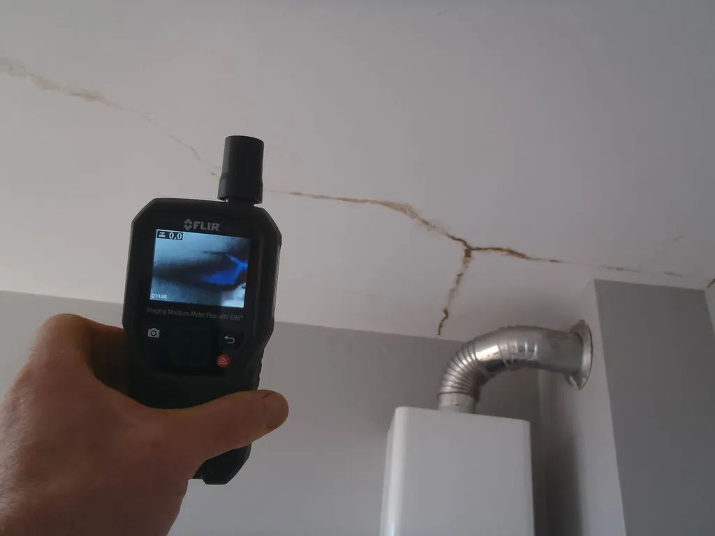 Dégât des eaux au dessus d'une chaudière murale