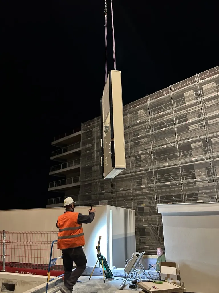 Grutage d’une plateforme élévatrice STRATEGOS : une opération technique maîtrisée par Oval’Access à Marseille sur un toit terrasse à 31 mètres de hauteur