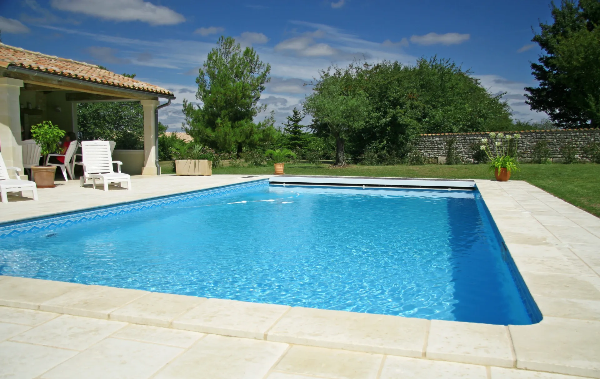 Remplacement moteur pompe piscine sur la Côte Bleue : dépannage rapide Aquadis Piscine sous 3 jours en urgence