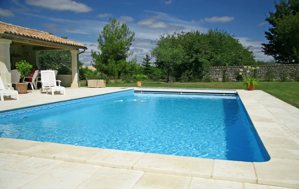 Remplacement moteur pompe piscine sur la Côte Bleue : dépannage rapide Aquadis Piscine sous 3 jours en urgence