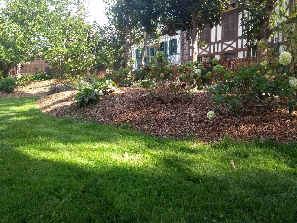 Création d’un jardin sur-mesure avec reprise des allées, pose de claustras, création de carrés potagers et engazonnement à Étretat