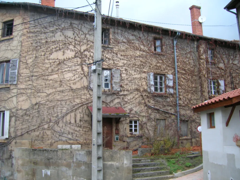 Façade avant rénovation extérieure à Lyon avec ponts thermiques et déperditions de chaleur