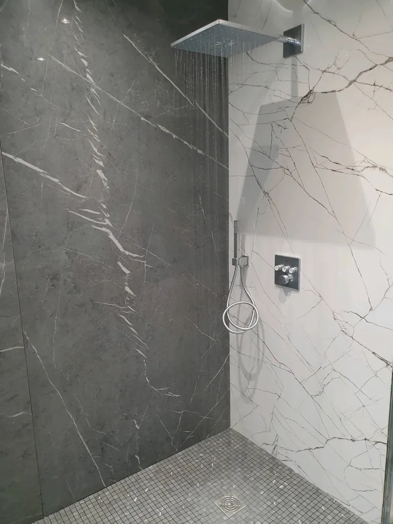 Artisan pour création de salle de bain avec double vasque dans une maison neuve à Villette d Anthon