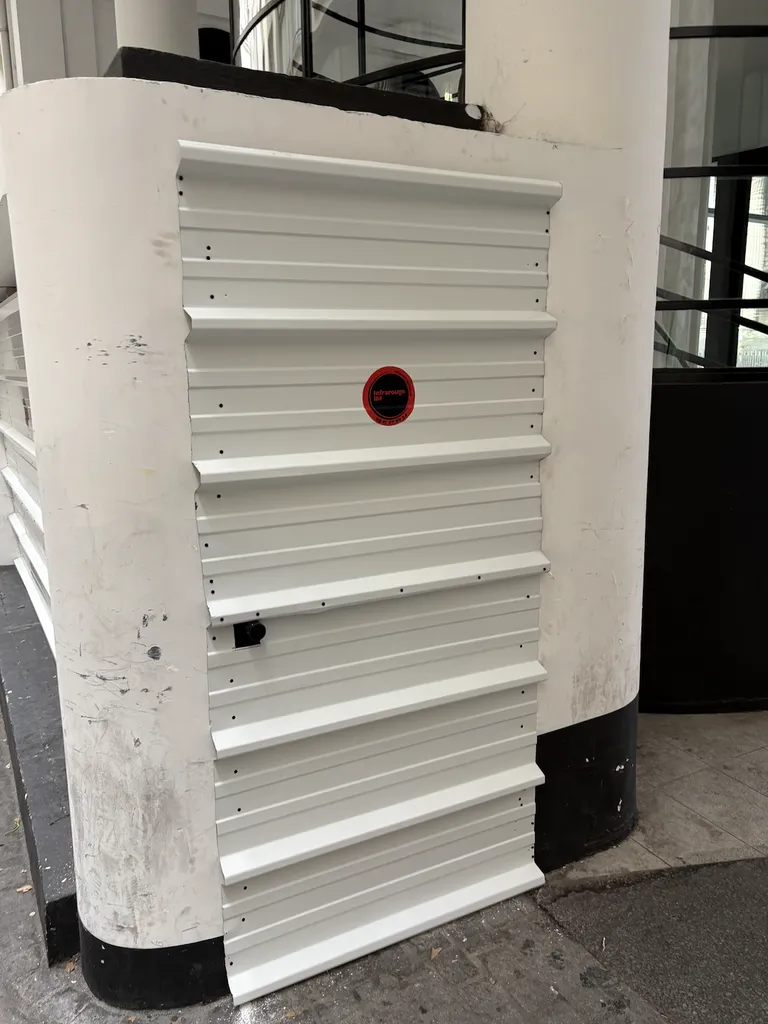 Pose d’une palissade d’occultation en bardage tôle nervurée 6x2 m pour sécuriser chantier à Paris 8e Madeleine