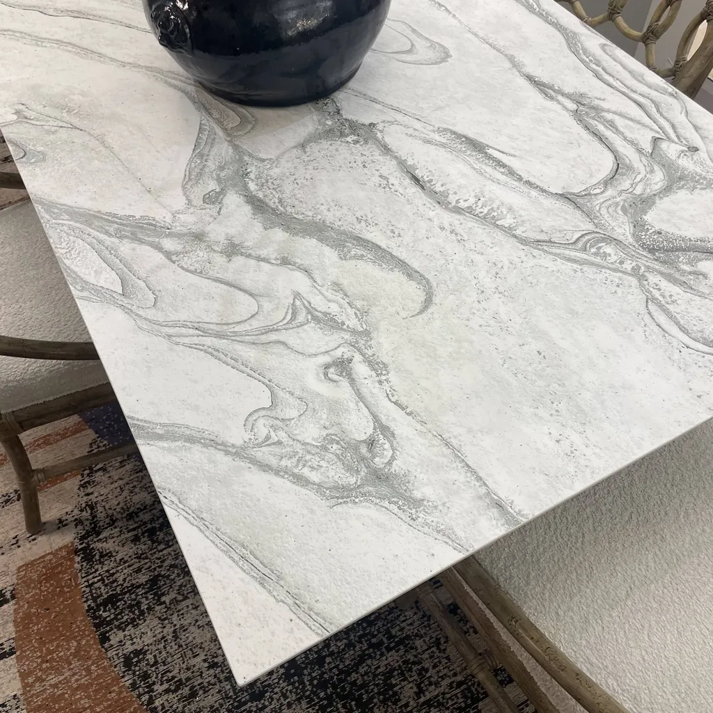 table à manger avec rallonge en céramique à Hyères pres du Lavandou