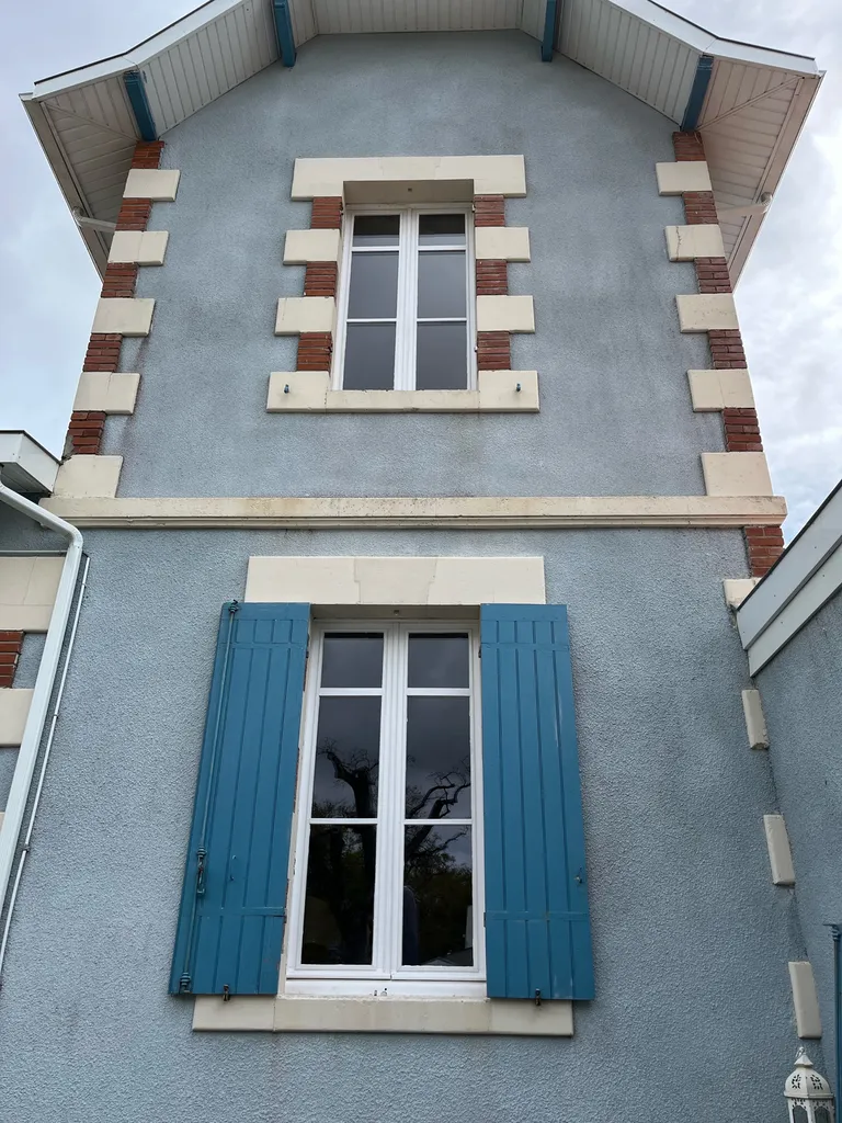 Remplacement de clés et pierres d’encadrement, assises de briques et badigeon de finition à Andernos