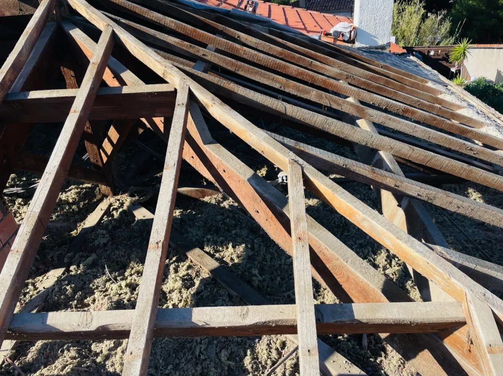 Réalisation des couvreurs de Solutoiture sur une changement de toiture de maison près de Aix en Provence