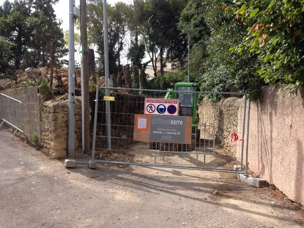 -Rénovation d'un mur de soutènement en pierre à Salon-de-Provence : mise en protection du chantier