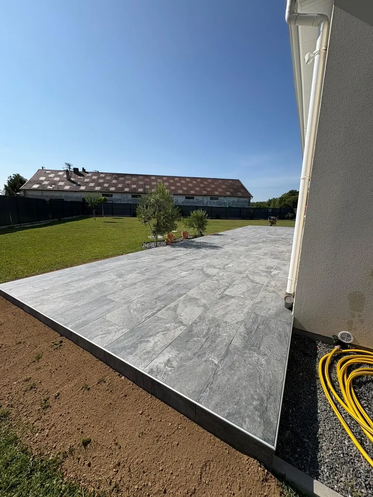 Création d’une terrasse carrelée près de Bernay