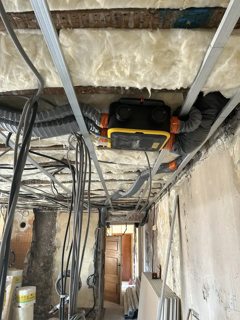 Travaux de câblage électrique et installation de VMC lors de la rénovation d’un appartement à Villefranche-sur-Saône (Rhône 69)