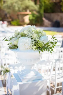 Une Houppa fleurie et élégante pour un mariage juif dans un Domaine Viticole avec piscine dans le Var