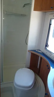 douche et toilette séparés dans un intégral d'occasion Rapido 976M