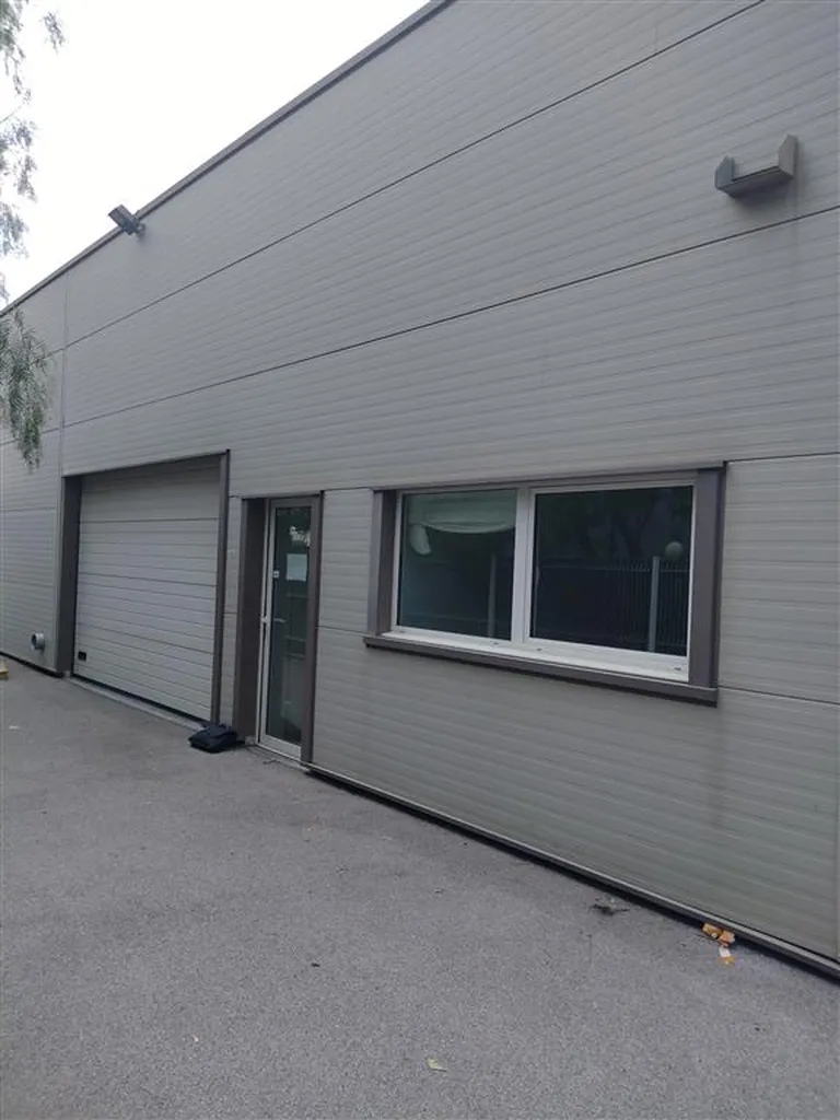 Opportunité de location d'un local professionnel de 200m² avec entrepôt, bureaux climatisés et porte sectionnelle situé au Polygone Nord de Perpignan dans les Pyrénées-Orientales.