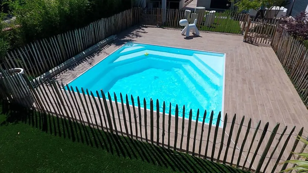 piscine avec escalier