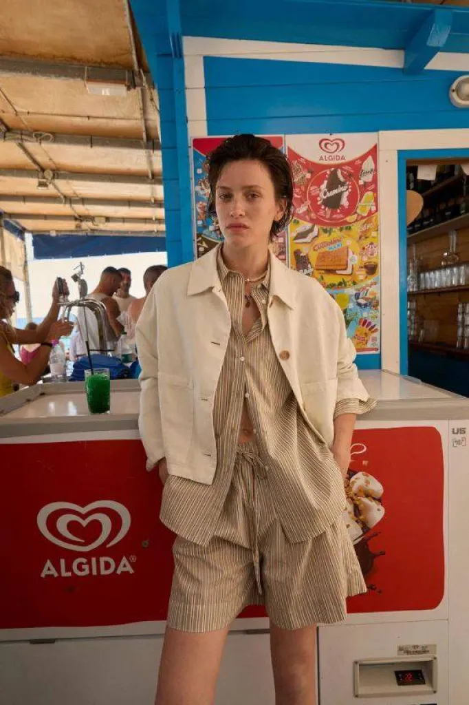 Rosso 35 un style classique et contemporain, pour les femmes qui aiment la discrétion et l'élégance.