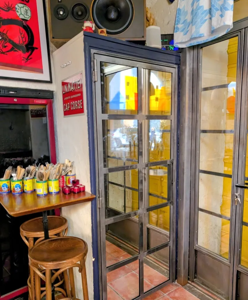 Création d’une porte acier sur mesure style brut vernis avec verre miroir pour les WC du bar à vin La Méduse à Aix-en-Provence, par Atelier PAF Ferronnerie