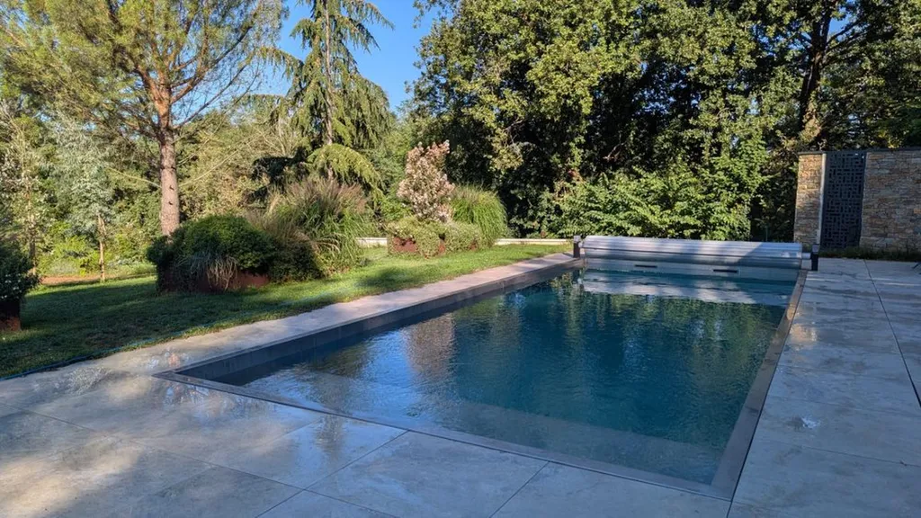 Réalisation d'une piscine inox de 4x10m et installation d'un spa inox 2x2m enterré à Francheville près de Lyon