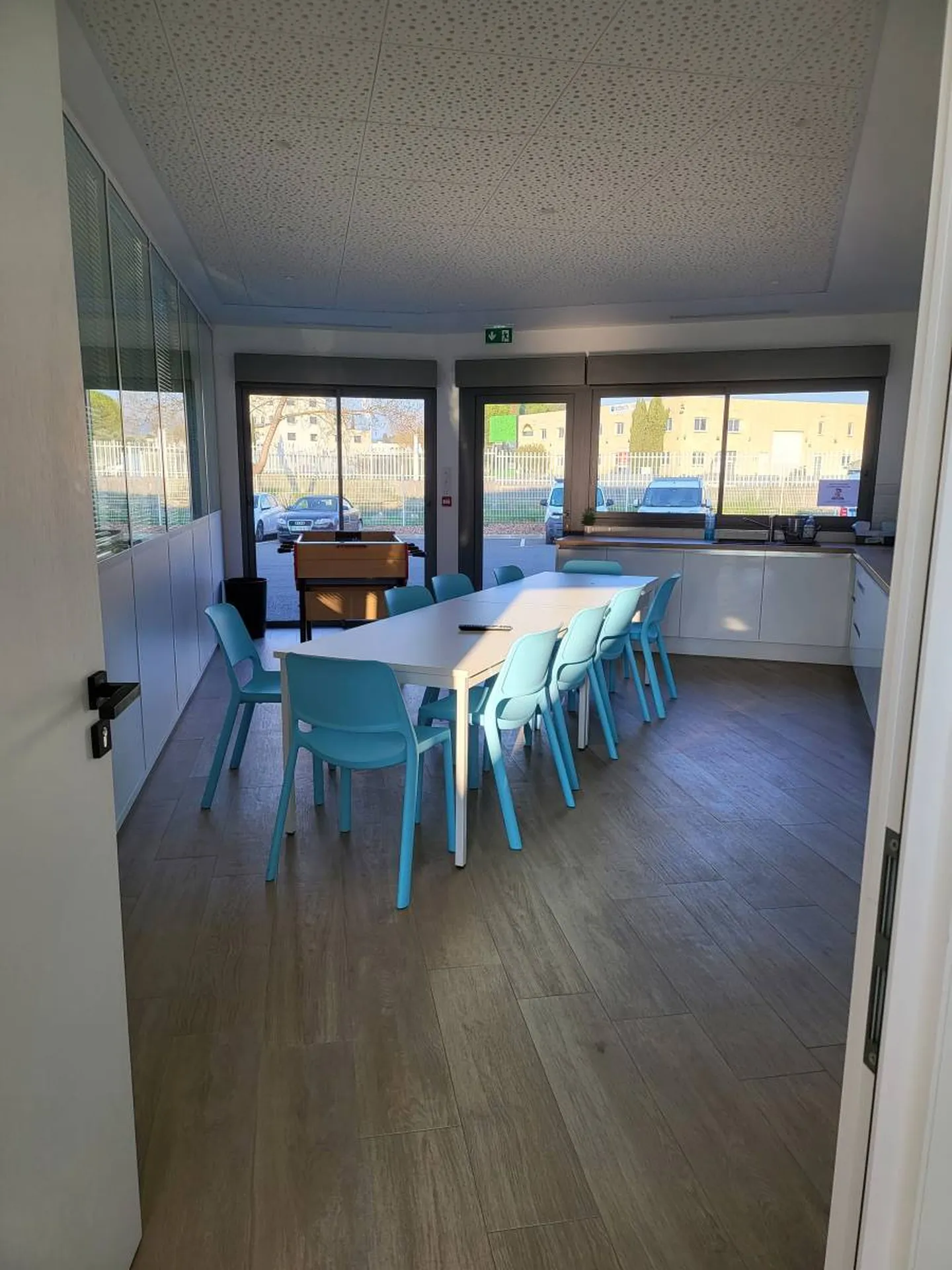 Espace détente avec table et chaises polypropylène à Alès Gard