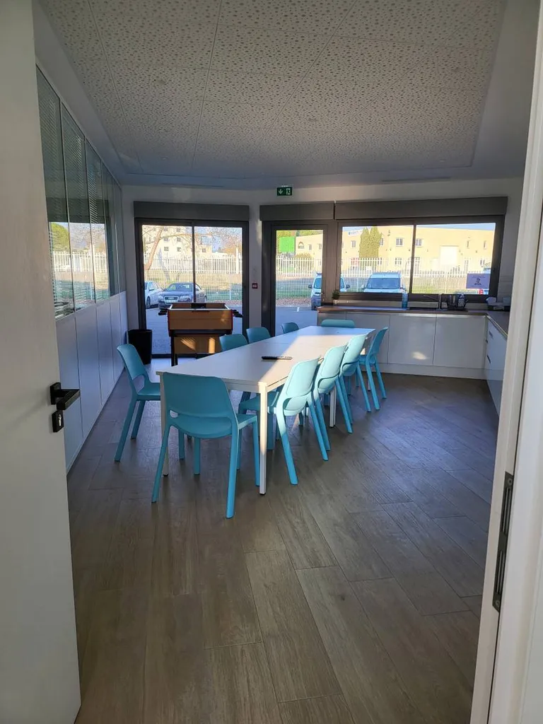 Espace détente avec table et chaises polypropylène à Alès Gard