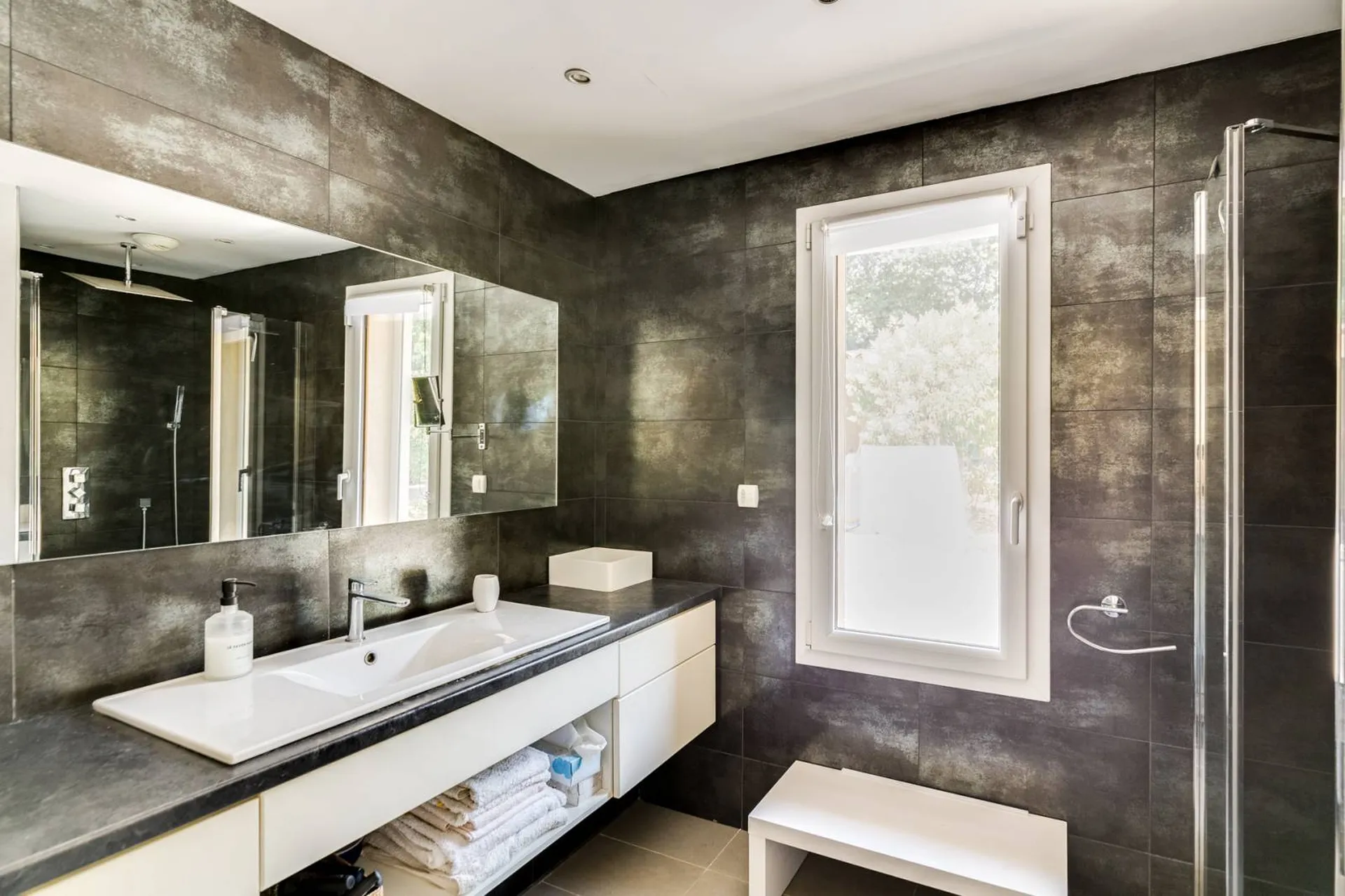 3 salles d'eau + 2 WC