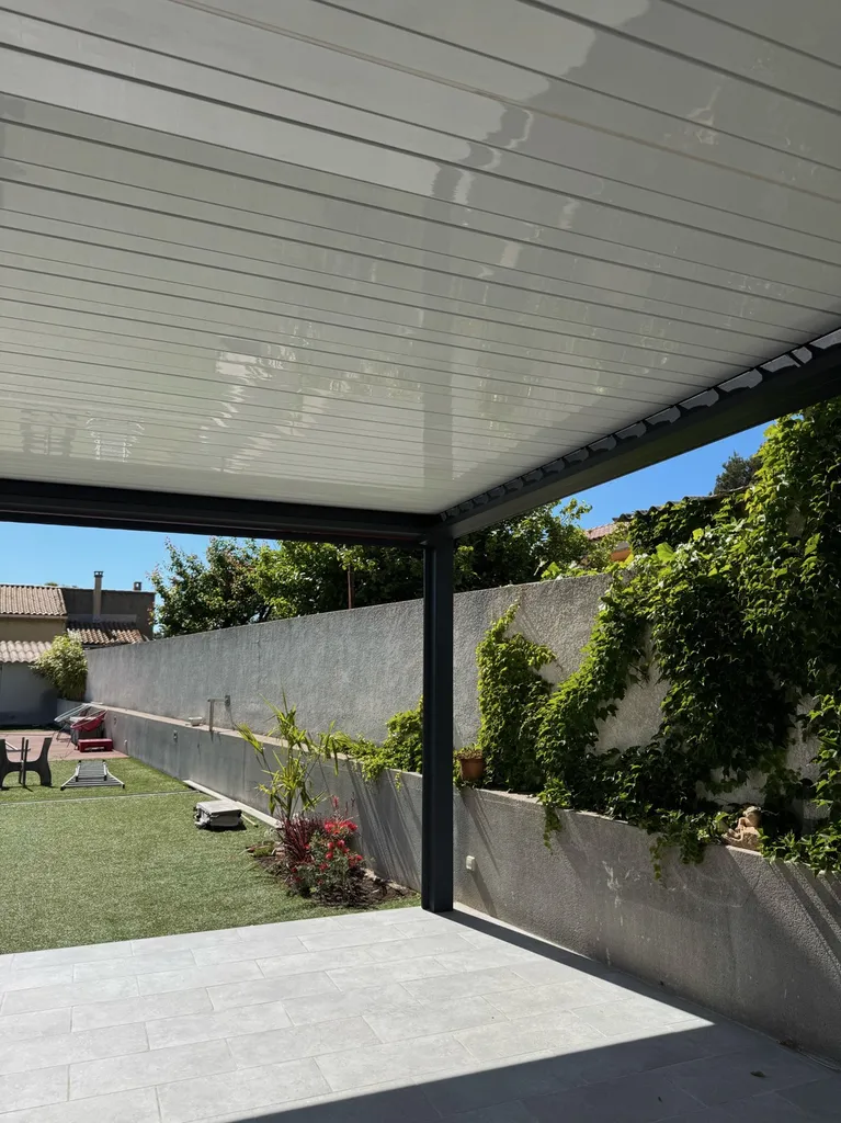 Mise en place d'une pergola Bioclimatiques Marquises Open XXL sur Carry le Rouet