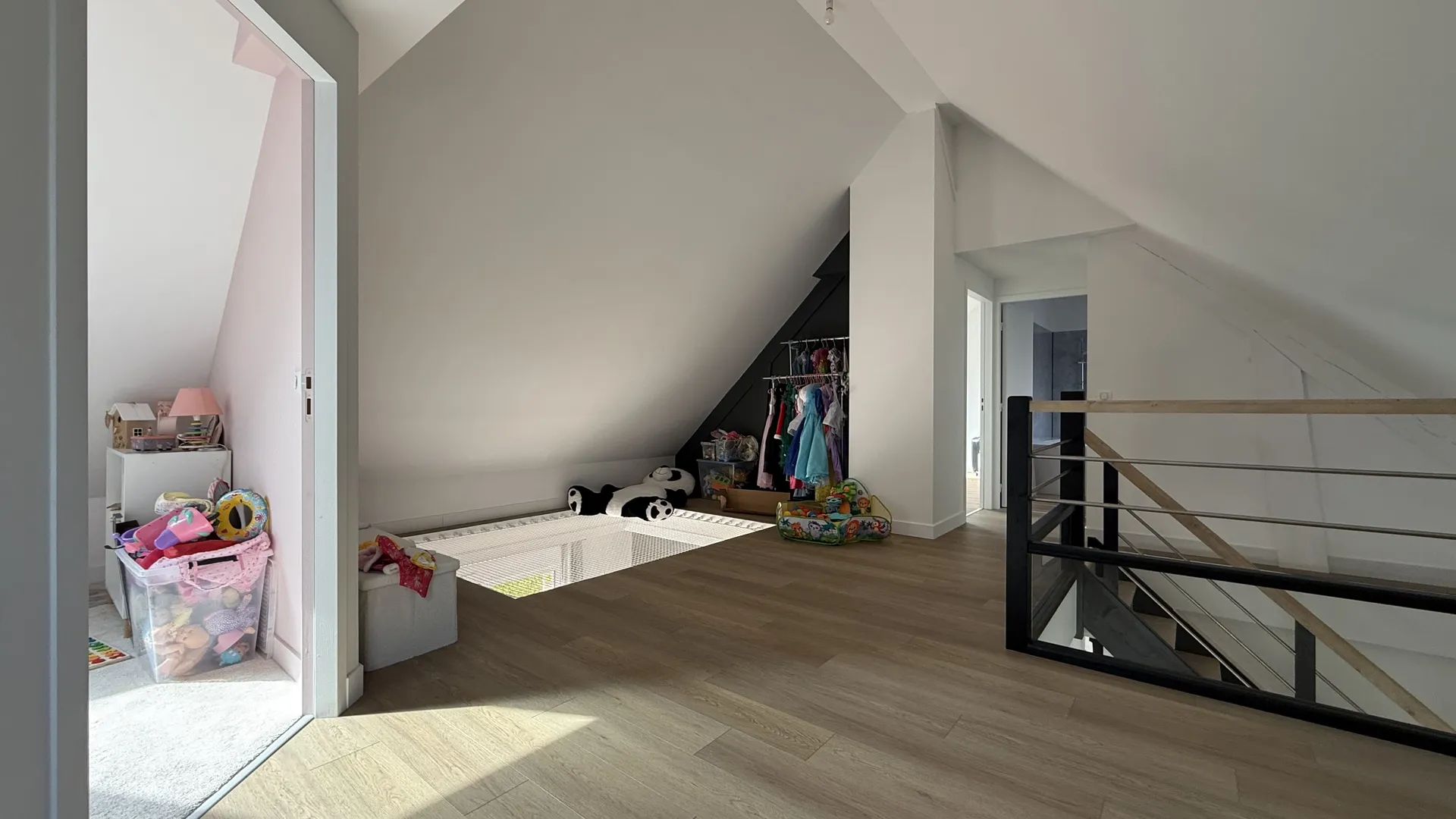À l’étage, cette maison à vendre proche de Dieppe propose deux chambres et une salle de bains avec WC.
